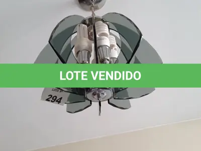 LOTE 294 - 01 LUSTRE DE TETO COM VIDROS E LÂMPADAS (NO ESTADO, NÃO SABEMOS SE FUNCIONA. LEILÃO NÃO TEM GARANTIA E NEM DEVOLUÇÃO).