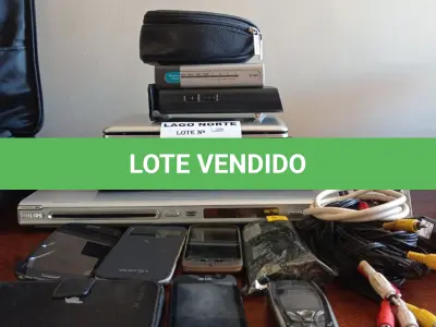 LOTE 119 - 01 LOTE COM DVDS, ROTEADORES, BARBEADOR ELÉTRICO, CELULARES E MEMÓRIAS RAM (NO ESTADO, NÃO SABEMOS SE FUNCIONA. LEILÃO NÃO TEM GARANTIA E NEM DEVOLUÇÃO).