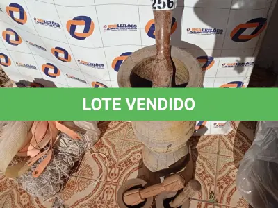 LOTE 256 - 03 PILÕES EM MADEIRA (NO ESTADO, NÃO SABEMOS SE FUNCIONA. LEILÃO NÃO TEM GARANTIA E NEM DEVOLUÇÃO).