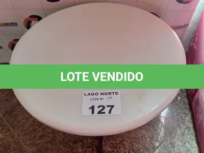 LOTE 127 - 01 MESINHA DE CENTRO EM MADEIRA COM TAMPO EM MÁRMORE BRANCA (NO ESTADO, NÃO SABEMOS SE FUNCIONA. LEILÃO NÃO TEM GARANTIA E NEM DEVOLUÇÃO).