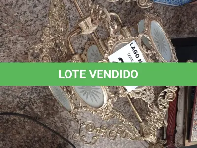 LOTE 212 - 01 LUSTRE GRANDE EM METAL (NO ESTADO, NÃO SABEMOS SE FUNCIONA. LEILÃO NÃO TEM GARANTIA E NEM DEVOLUÇÃO).