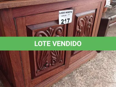 LOTE 217 - 01 ARMÁRIO 02 PORTAS EM MADEIRA ANTIGA (NO ESTADO, NÃO SABEMOS SE FUNCIONA. LEILÃO NÃO TEM GARANTIA E NEM DEVOLUÇÃO).