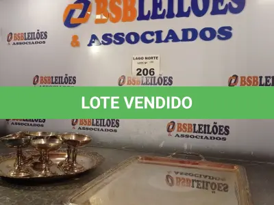 LOTE 206 - 01 LOTE COM TRAVESSA E TAÇAS PARA DECORAÇÃO (NO ESTADO, NÃO SABEMOS SE FUNCIONA. LEILÃO NÃO TEM GARANTIA E NEM DEVOLUÇÃO).