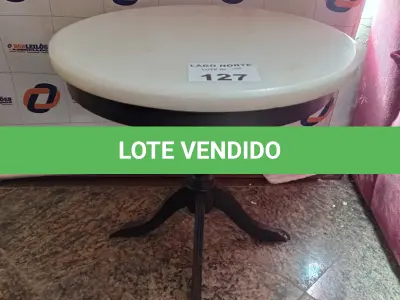 LOTE 127 - 01 MESINHA DE CENTRO EM MADEIRA COM TAMPO EM MÁRMORE BRANCA (NO ESTADO, NÃO SABEMOS SE FUNCIONA. LEILÃO NÃO TEM GARANTIA E NEM DEVOLUÇÃO).