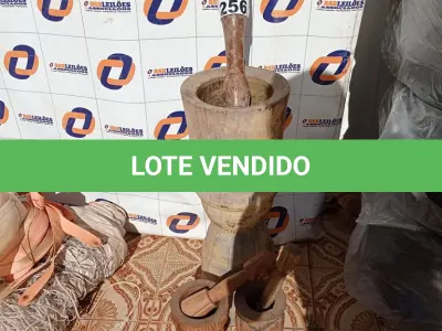 LOTE 256 - 03 PILÕES EM MADEIRA (NO ESTADO, NÃO SABEMOS SE FUNCIONA. LEILÃO NÃO TEM GARANTIA E NEM DEVOLUÇÃO).