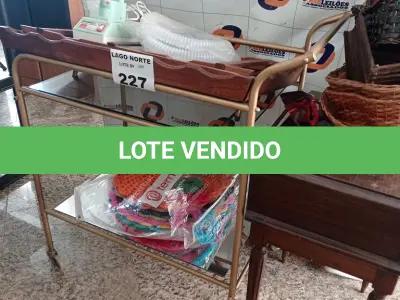 LOTE 227 - 01 LOTE COM CARRINHO E, MESINHA EM MADEIRA, TAPETES DE CROCHÊ, MESINHA EM MADEIRA, CESTOS E 01 NEBULIZADOR (NO ESTADO, NÃO SABEMOS SE FUNCIONA. LEILÃO NÃO TEM GARANTIA E NEM DEVOLUÇÃO).