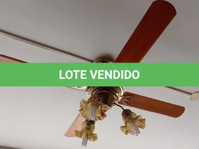 LOTE 296 - 01 VENTILADOR DE TETO DOURADO COM PÁS EM MADEIRA (NO ESTADO, NÃO SABEMOS SE FUNCIONA. LEILÃO NÃO TEM GARANTIA E NEM DEVOLUÇÃO).