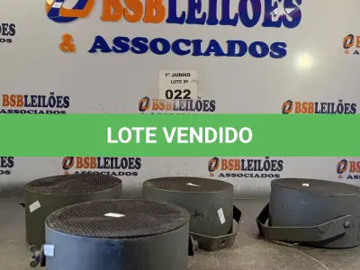 LOTE 022 - 04 ALTO-FALANTES COM SUPORTE DE FERRO. (NO ESTADO, LEILÃO NÃO TEM GARANTIA E NEM DEVOLUÇÃO, SUJEITO A POSSÍVEIS AVARIAS VISÍVEIS/OCULTAS E/OU AUSÊNCIA DE COMPONENTES).