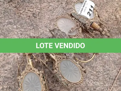 LOTE 211 - 04 LUSTRES EM METAL (NO ESTADO, NÃO SABEMOS SE FUNCIONA. LEILÃO NÃO TEM GARANTIA E NEM DEVOLUÇÃO).
