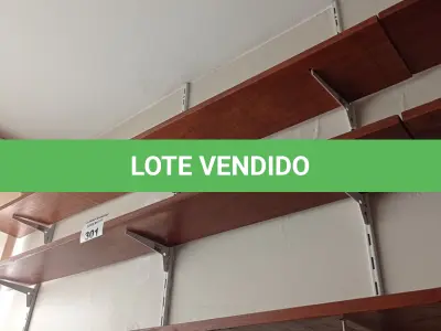LOTE 301 - 01 PRATELEIRA EM MADEIRA (NO ESTADO, NÃO SABEMOS SE FUNCIONA. LEILÃO NÃO TEM GARANTIA E NEM DEVOLUÇÃO).