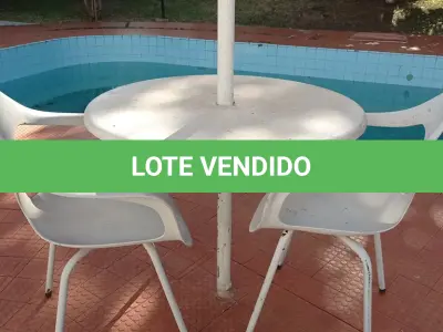 LOTE 277 - 02 CADEIRAS E 01 MESA COM SOMBREIRO PARA JARDIM (NO ESTADO, NÃO SABEMOS SE FUNCIONA. LEILÃO NÃO TEM GARANTIA E NEM DEVOLUÇÃO).
