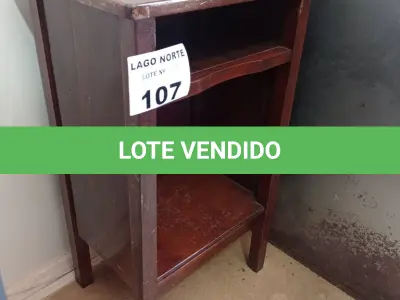 LOTE 107 - 01 CRIADO MUDO EM MADEIRA (NO ESTADO, NÃO SABEMOS SE FUNCIONA. LEILÃO NÃO TEM GARANTIA E NEM DEVOLUÇÃO).