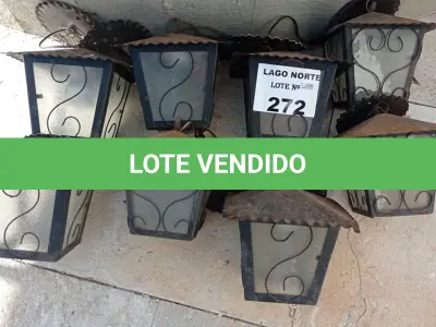 LOTE 272 - 08 LUSTRES EM FERRO COM VIDRO NA COR PRETA (NO ESTADO, NÃO SABEMOS SE FUNCIONA. LEILÃO NÃO TEM GARANTIA E NEM DEVOLUÇÃO).