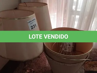LOTE 231 - 02 ABAJURES EM METAL (NO ESTADO, NÃO SABEMOS SE FUNCIONA. LEILÃO NÃO TEM GARANTIA E NEM DEVOLUÇÃO).