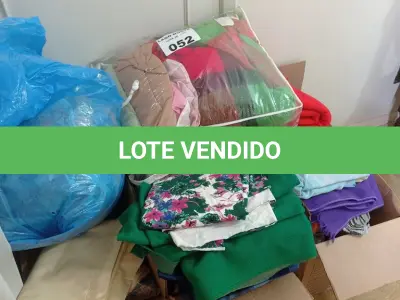 LOTE 052 - 01 LOTE COM ROUPAS DE CAMA (NO ESTADO, NÃO SABEMOS SE FUNCIONA. LEILÃO NÃO TEM GARANTIA E NEM DEVOLUÇÃO).