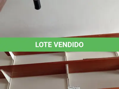 LOTE 297 - 01 PRATELEIRA EM MADEIRA (NO ESTADO, NÃO SABEMOS SE FUNCIONA. LEILÃO NÃO TEM GARANTIA E NEM DEVOLUÇÃO).