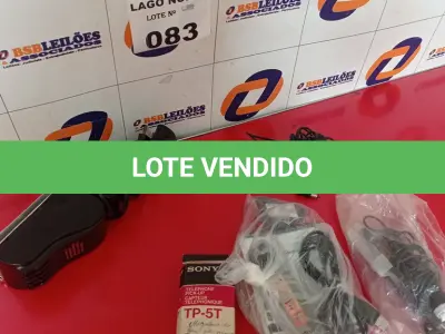 LOTE 083 - 01 LOTE COM LUMINÁRIA DE MÃO, MICROFONES (NO ESTADO, NÃO SABEMOS SE FUNCIONA. LEILÃO NÃO TEM GARANTIA E NEM DEVOLUÇÃO).