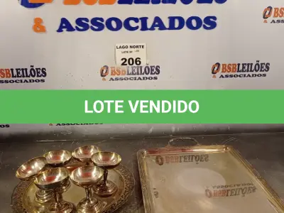 LOTE 206 - 01 LOTE COM TRAVESSA E TAÇAS PARA DECORAÇÃO (NO ESTADO, NÃO SABEMOS SE FUNCIONA. LEILÃO NÃO TEM GARANTIA E NEM DEVOLUÇÃO).