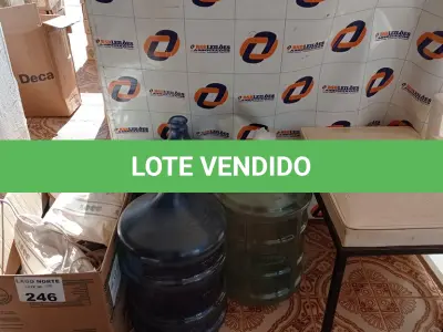 LOTE 246 - 01 LOTE COM BOTAS PARA FRIO, GARRAFÕES DE ÁGUA, BANQUETA E GAVETEIRO DE PLÁSTICO (NO ESTADO, NÃO SABEMOS SE FUNCIONA. LEILÃO NÃO TEM GARANTIA E NEM DEVOLUÇÃO).