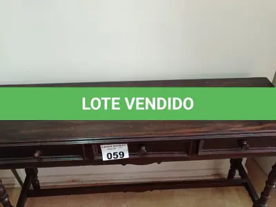 LOTE 059 - 01 APARADOR EM MADEIRA COM 03 GAVETAS (NO ESTADO, NÃO SABEMOS SE FUNCIONA. LEILÃO NÃO TEM GARANTIA E NEM DEVOLUÇÃO).