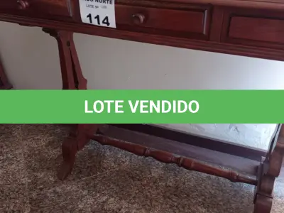 LOTE 114 - 01 APARADOR EM MADEIRA COM 03 GAVETAS (NO ESTADO, NÃO SABEMOS SE FUNCIONA. LEILÃO NÃO TEM GARANTIA E NEM DEVOLUÇÃO).