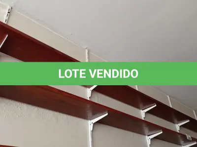 LOTE 300 - 01 PRATELEIRA EM MADEIRA (NO ESTADO, NÃO SABEMOS SE FUNCIONA. LEILÃO NÃO TEM GARANTIA E NEM DEVOLUÇÃO).
