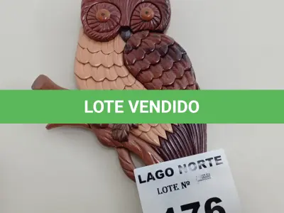 LOTE 176 - 01 RELÓGIO ANTIGO E UMA CORUJA EM MADEIRA (NO ESTADO, NÃO SABEMOS SE FUNCIONA. LEILÃO NÃO TEM GARANTIA E NEM DEVOLUÇÃO).