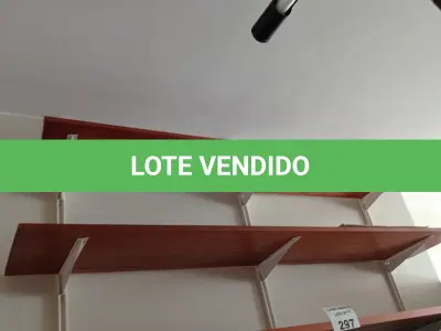 LOTE 297 - 01 PRATELEIRA EM MADEIRA (NO ESTADO, NÃO SABEMOS SE FUNCIONA. LEILÃO NÃO TEM GARANTIA E NEM DEVOLUÇÃO).