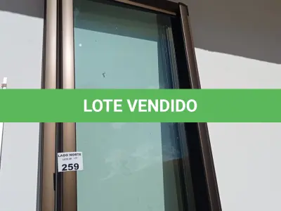 LOTE 259 - 03 PORTAS DE CORRER DE VIDRO COM MOLDURA EM ALUMÍNIO (NO ESTADO, NÃO SABEMOS SE FUNCIONA. LEILÃO NÃO TEM GARANTIA E NEM DEVOLUÇÃO).