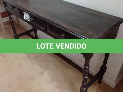 LOTE 059 - 01 APARADOR EM MADEIRA COM 03 GAVETAS (NO ESTADO, NÃO SABEMOS SE FUNCIONA. LEILÃO NÃO TEM GARANTIA E NEM DEVOLUÇÃO).