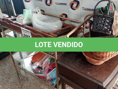 LOTE 227 - 01 LOTE COM CARRINHO E, MESINHA EM MADEIRA, TAPETES DE CROCHÊ, MESINHA EM MADEIRA, CESTOS E 01 NEBULIZADOR (NO ESTADO, NÃO SABEMOS SE FUNCIONA. LEILÃO NÃO TEM GARANTIA E NEM DEVOLUÇÃO).