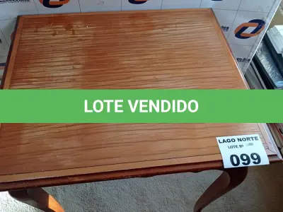 LOTE 099 - 01 MESINHA QUADRADA EM MADEIRA (NO ESTADO, NÃO SABEMOS SE FUNCIONA. LEILÃO NÃO TEM GARANTIA E NEM DEVOLUÇÃO).