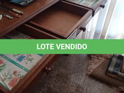 LOTE 114 - 01 APARADOR EM MADEIRA COM 03 GAVETAS (NO ESTADO, NÃO SABEMOS SE FUNCIONA. LEILÃO NÃO TEM GARANTIA E NEM DEVOLUÇÃO).