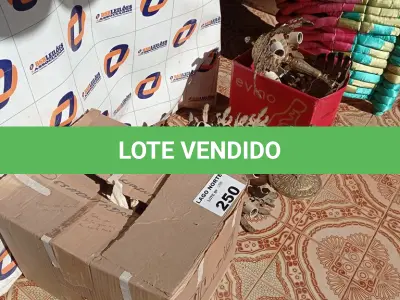 LOTE 250 - 03 LUSTRES EM METAL E VIDRO (NO ESTADO, NÃO SABEMOS SE FUNCIONA. LEILÃO NÃO TEM GARANTIA E NEM DEVOLUÇÃO).