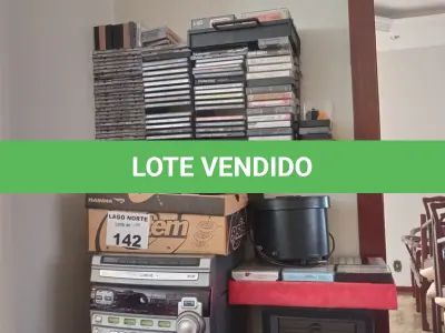LOTE 142 - 01 MICRO SYSTEM PHILIPS E UM TOCA DISCO COM VARIA FITAS CASSETE ANTIGA (NO ESTADO, NÃO SABEMOS SE FUNCIONA. LEILÃO NÃO TEM GARANTIA E NEM DEVOLUÇÃO). 