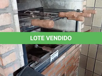 LOTE 270 - 01 CHURRASQUEIRA ELÉTRICA COM ESPETOS (NO ESTADO, NÃO SABEMOS SE FUNCIONA. LEILÃO NÃO TEM GARANTIA E NEM DEVOLUÇÃO).