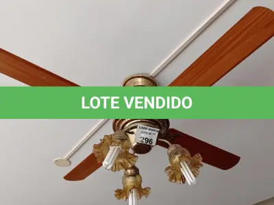LOTE 296 - 01 VENTILADOR DE TETO DOURADO COM PÁS EM MADEIRA (NO ESTADO, NÃO SABEMOS SE FUNCIONA. LEILÃO NÃO TEM GARANTIA E NEM DEVOLUÇÃO).