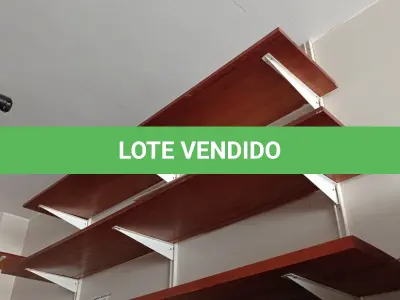 LOTE 297 - 01 PRATELEIRA EM MADEIRA (NO ESTADO, NÃO SABEMOS SE FUNCIONA. LEILÃO NÃO TEM GARANTIA E NEM DEVOLUÇÃO).