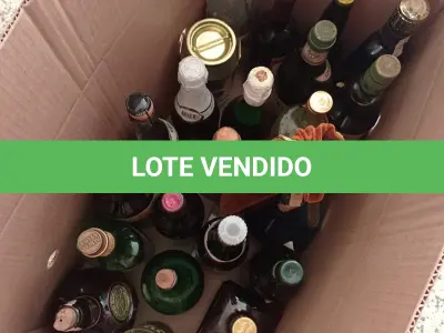 LOTE 216 - 01 LOTE COM GARRAFAS DE VINHO E WHISKY PARA DECORAÇÃO (NO ESTADO, NÃO SABEMOS SE FUNCIONA. LEILÃO NÃO TEM GARANTIA E NEM DEVOLUÇÃO).