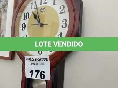 LOTE 176 - 01 RELÓGIO ANTIGO E UMA CORUJA EM MADEIRA (NO ESTADO, NÃO SABEMOS SE FUNCIONA. LEILÃO NÃO TEM GARANTIA E NEM DEVOLUÇÃO).