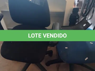 LOTE 351 - 02 CADEIRAS DE ESCRITÓRIO COM BASE GIRATÓRIA SENDO 01 NA COR AZUL. (NO ESTADO, LEILÃO NÃO TEM GARANTIA E NEM DEVOLUÇÃO, SUJEITO A POSSÍVEIS AVARIAS VISÍVEIS/OCULTAS E/OU AUSÊNCIA DE COMPONENTES).