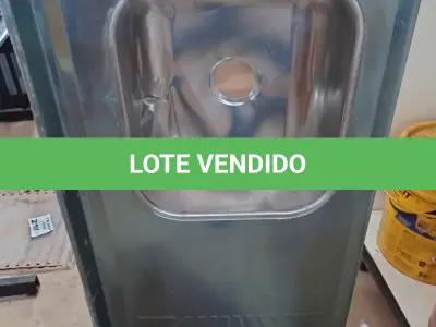 LOTE 180 - 01 PIA EM AÇO INOX CIMENTADA MEDINDO 1,50M X 0,53CM. (NO ESTADO, LEILÃO NÃO TEM GARANTIA E NEM DEVOLUÇÃO, SUJEITO A POSSÍVEIS AVARIAS VISÍVEIS/OCULTAS E/OU AUSÊNCIA DE COMPONENTES).