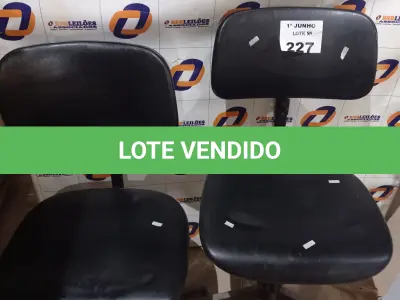 LOTE 227 - 02 CADEIRAS DE ESCRITÓRIO COM BASE GIRATÓRIA. (NO ESTADO, LEILÃO NÃO TEM GARANTIA E NEM DEVOLUÇÃO, SUJEITO A POSSÍVEIS AVARIAS VISÍVEIS/OCULTAS E/OU AUSÊNCIA DE COMPONENTES).
