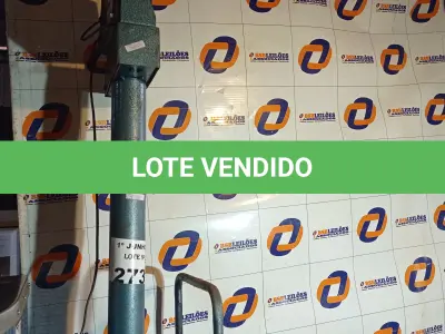 LOTE 273 - 01 BALANÇA ELETRÔNICA CAPACIDADE 300KG COM AVARIAS E 01 MESA EM AÇO INOX COM TAMPO DE MADEIRA DOBRÁVEL. (NO ESTADO, LEILÃO NÃO TEM GARANTIA E NEM DEVOLUÇÃO, SUJEITO A POSSÍVEIS AVARIAS VISÍVEIS/OCULTAS E/OU AUSÊNCIA DE COMPONENTES).