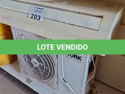 LOTE 203 - 01 AR CONDICIONADO MARCA YORK 9.000BTU. (NO ESTADO, LEILÃO NÃO TEM GARANTIA E NEM DEVOLUÇÃO, SUJEITO A POSSÍVEIS AVARIAS VISÍVEIS/OCULTAS E/OU AUSÊNCIA DE COMPONENTES).