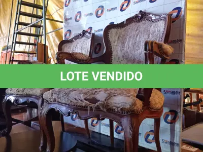 LOTE 393 - 02 POLTRONAS EM MADEIRA ENTALHADA COM ASSENTO E ENCOSTO ALMOFADADO. (NO ESTADO, LEILÃO NÃO TEM GARANTIA E NEM DEVOLUÇÃO, SUJEITO A POSSÍVEIS AVARIAS VISÍVEIS/OCULTAS E/OU AUSÊNCIA DE COMPONENTES).