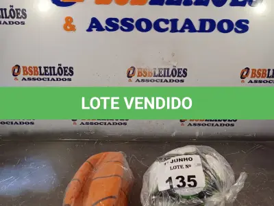 LOTE 135 - 01 BOLA DE BASQUETE E 01 BOLA DE FUTEBOL (NO ESTADO, LEILÃO NÃO TEM GARANTIA E NEM DEVOLUÇÃO, SUJEITO A POSSÍVEIS AVARIAS VISÍVEIS/OCULTAS E/OU AUSÊNCIA DE COMPONENTES).