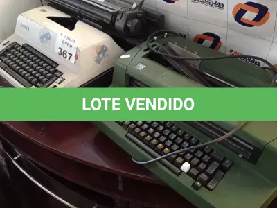 LOTE 367 - 02 MAQUINAS DE ESCREVER MARCAS E MODELOS DIVERSOS. (NO ESTADO, LEILÃO NÃO TEM GARANTIA E NEM DEVOLUÇÃO, SUJEITO A POSSÍVEIS AVARIAS VISÍVEIS/OCULTAS E/OU AUSÊNCIA DE COMPONENTES).