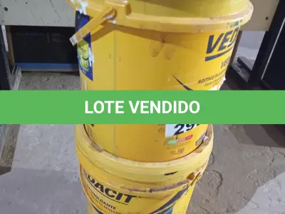 LOTE 299 - 01 BALDE DE DESMOLDANTE PARA CONCRETO REVESTIDO E 01 BALDE DE VEDALIT, ADITIVO PLASTIFICANTE CONCENTRADO PARA ARGAMASSA DE ASSENTAMENTO E REBOCO CONVENCIONAL. (NO ESTADO, LEILÃO NÃO TEM GARANTIA E NEM DEVOLUÇÃO, SUJEITO A POSSÍVEIS AVARIAS VISÍVEIS/OCULTAS E/OU AUSÊNCIA DE COMPONENTES).