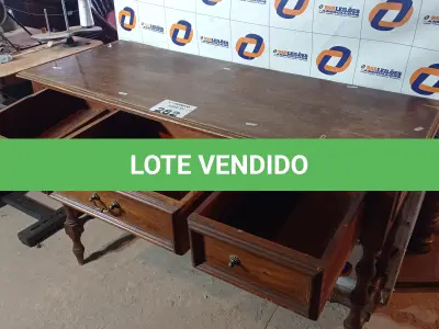 LOTE 282 - 01 APARADOR EM MADEIRA ENTALHADA. (NO ESTADO, LEILÃO NÃO TEM GARANTIA E NEM DEVOLUÇÃO, SUJEITO A POSSÍVEIS AVARIAS VISÍVEIS/OCULTAS E/OU AUSÊNCIA DE COMPONENTES).